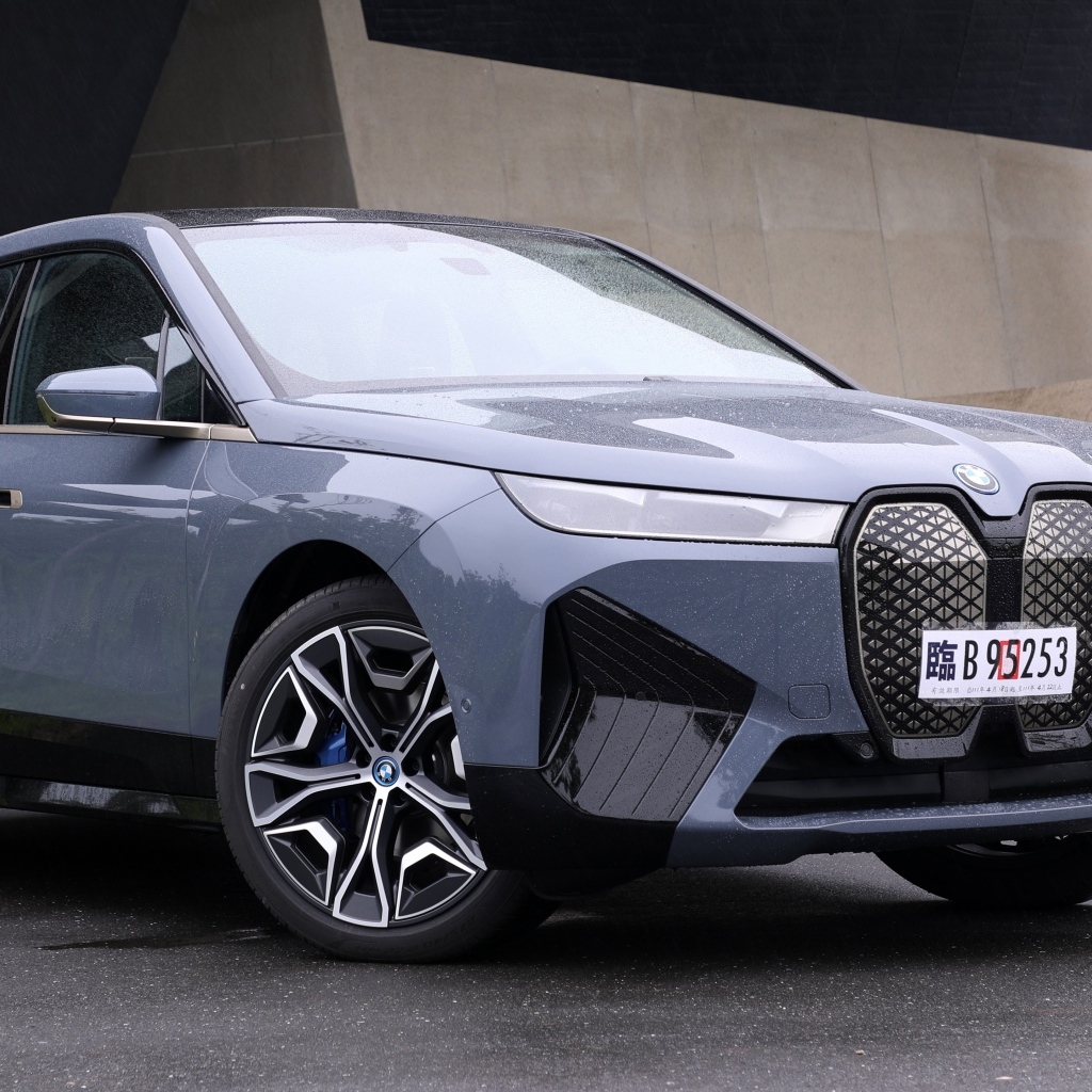 Серебристый внедорожник BMW IX XDrive40 Sport