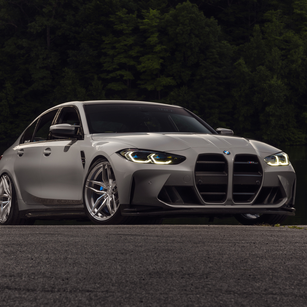 Серебристый BMW M3  на дороге