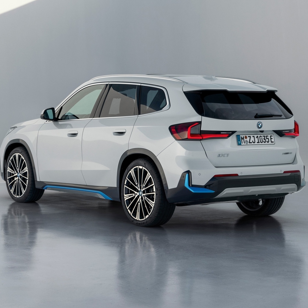 Белый внедорожник BMW IX1 XDrive30  вид сзади