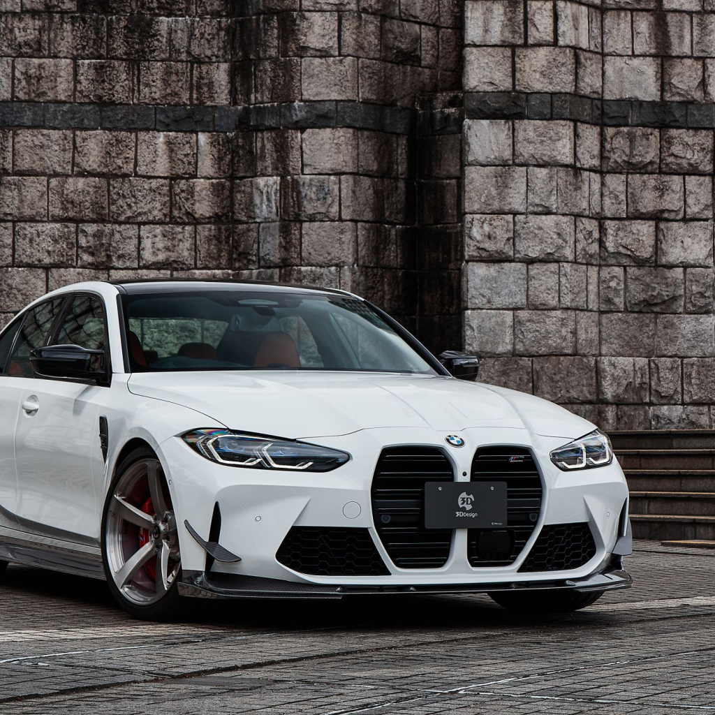 Белый автомобиль BMW M3 2022  года вид спереди