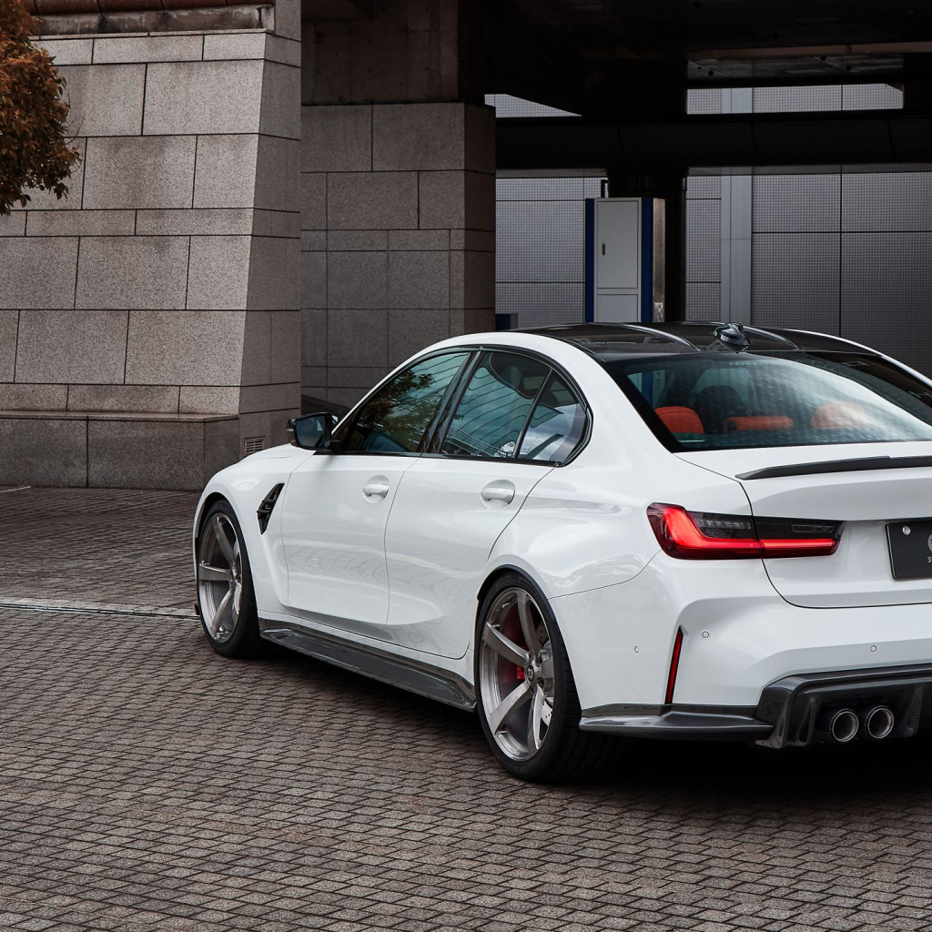 Белый автомобиль BMW M3 2022 вид сзади