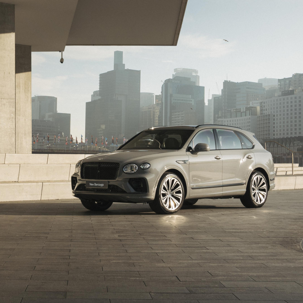 Автомобиль Bentley Bentayga V8 First Edition 2021 года на фоне города