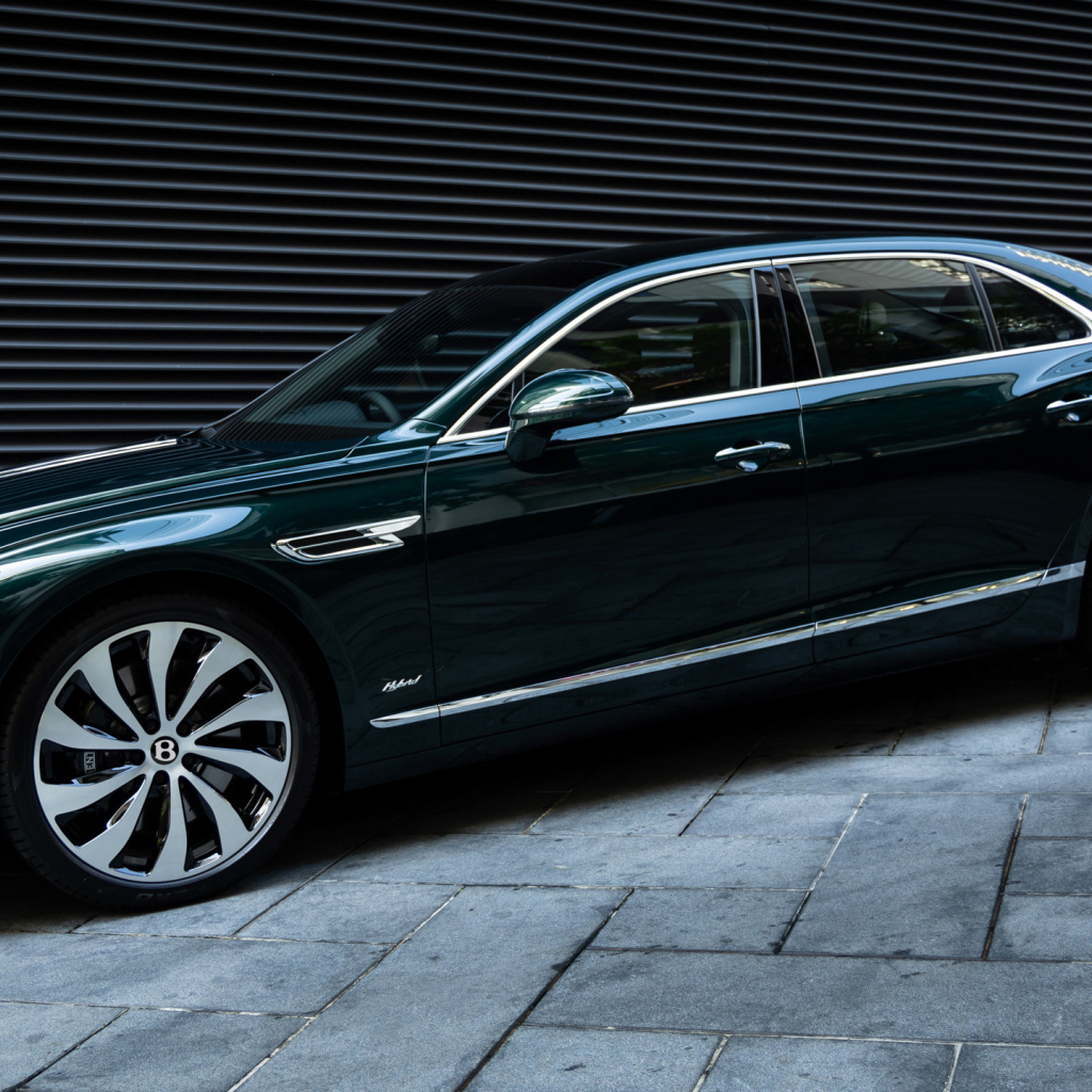 Автомобиль бизнес класса Bentley Flying Spur Hybrid 2023 года