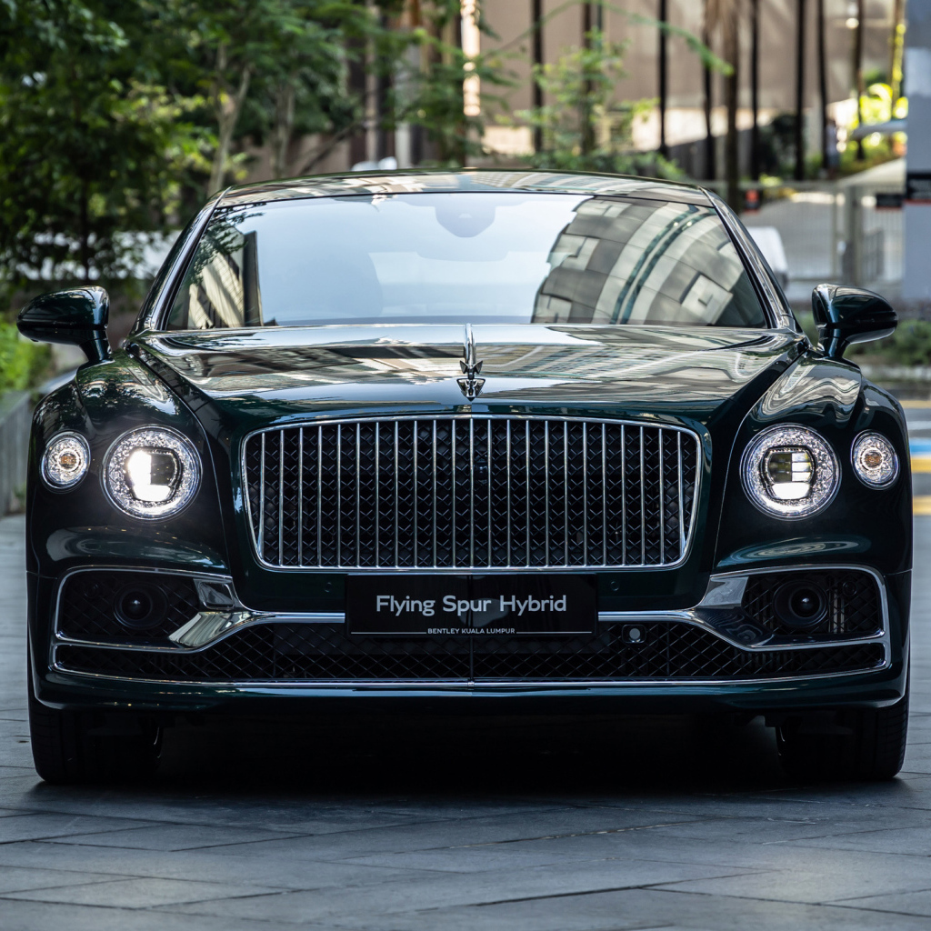 Автомобиль Bentley Flying Spur Hybrid 2023 года вид спереди