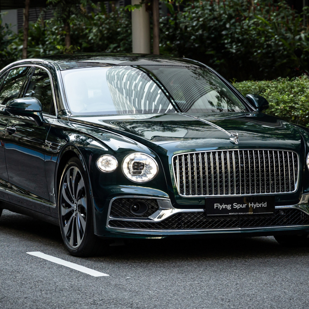 Автомобиль Bentley Flying Spur Hybrid 2023 на дороге