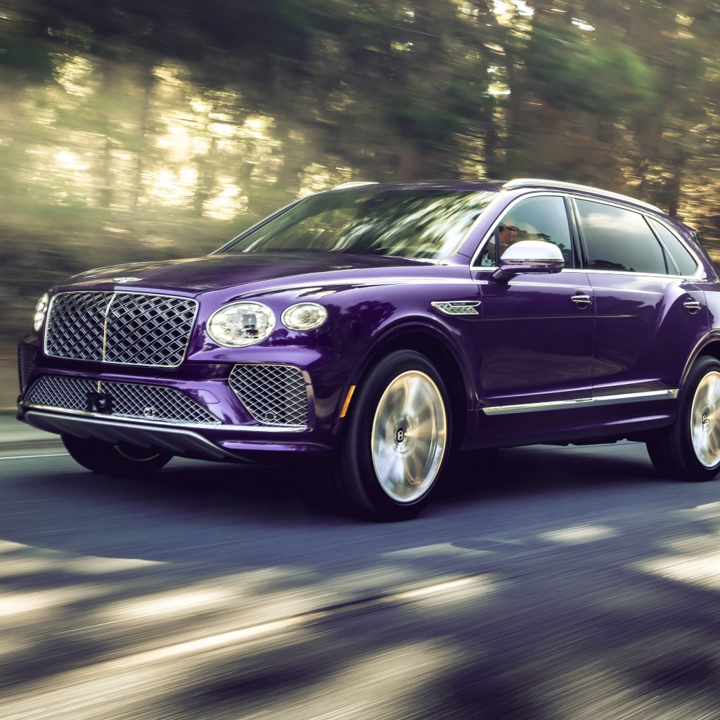 Автомобиль Bentley Bentayga EWB Mulliner 2024 года на дороге