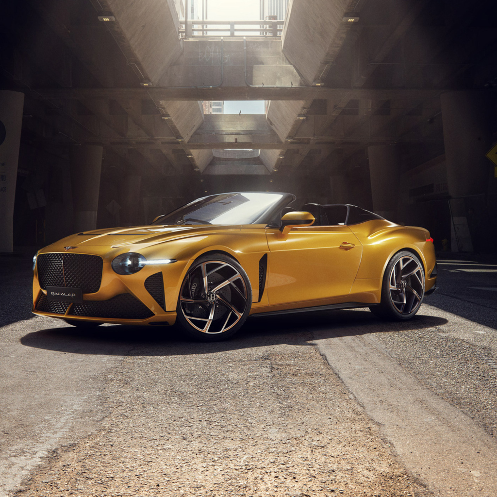 Красивый золотистый автомобиль Bentley Bacalar