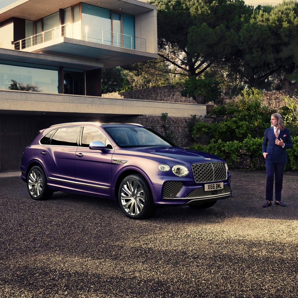 Автомобиль Bentley Bentayga EWB Mulliner 2024 года у дома