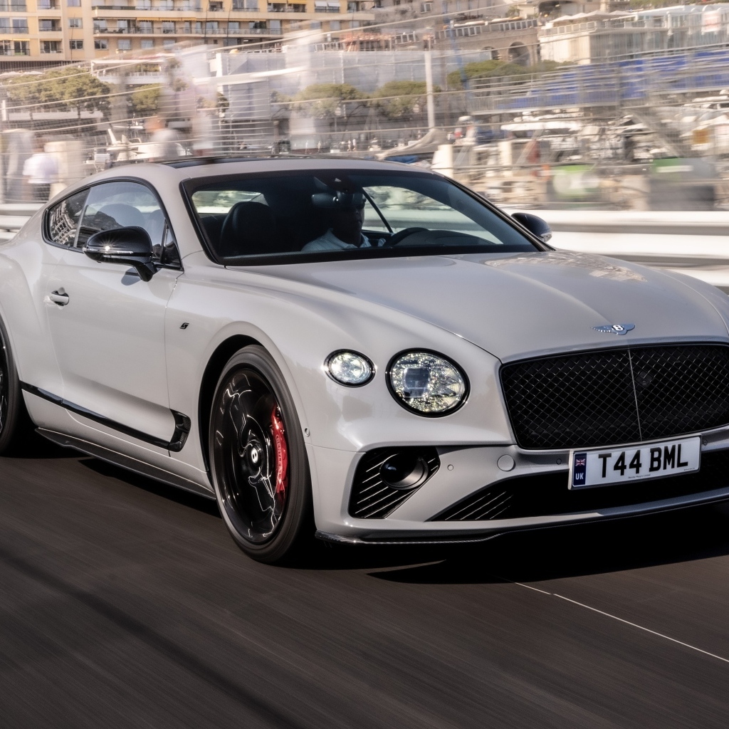 Автомобиль Bentley Continental GT S на дороге