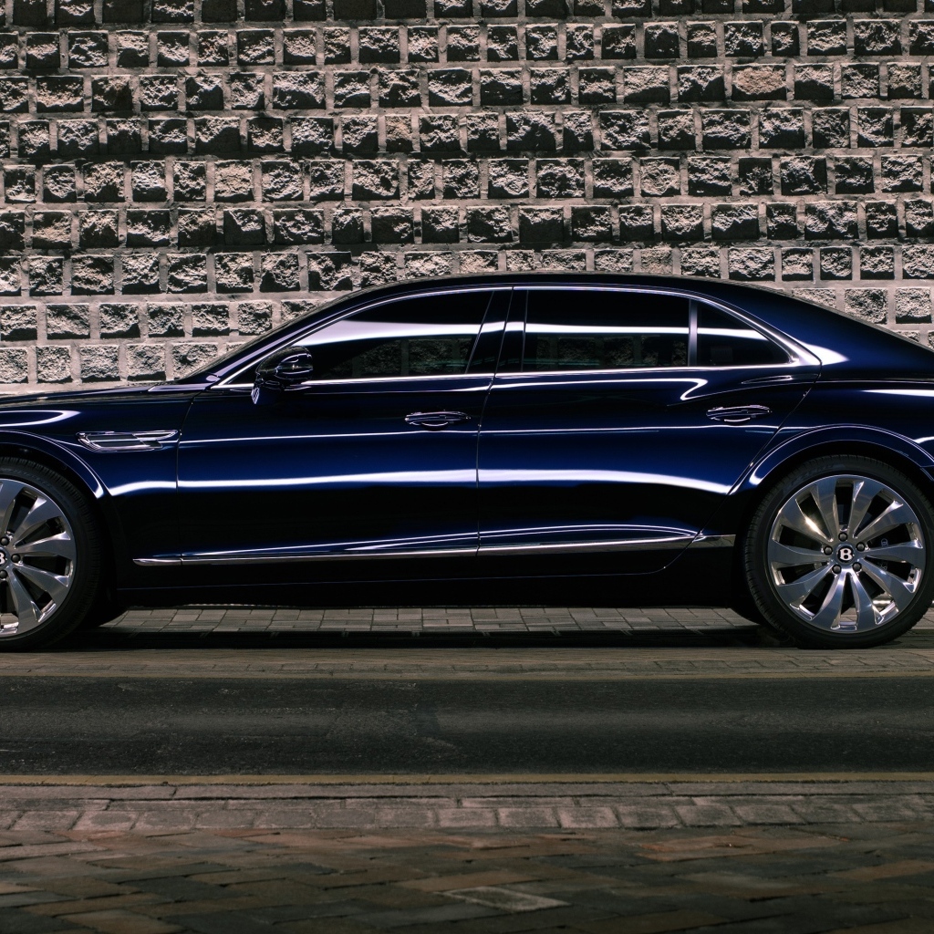 Автомобиль Bentley Flying Spur V8 вид сбоку