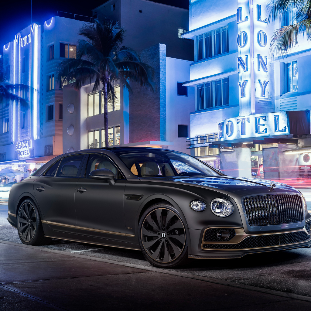 Черный автомобиль Bentley Flying Spur Hybrid 2023 года в городе