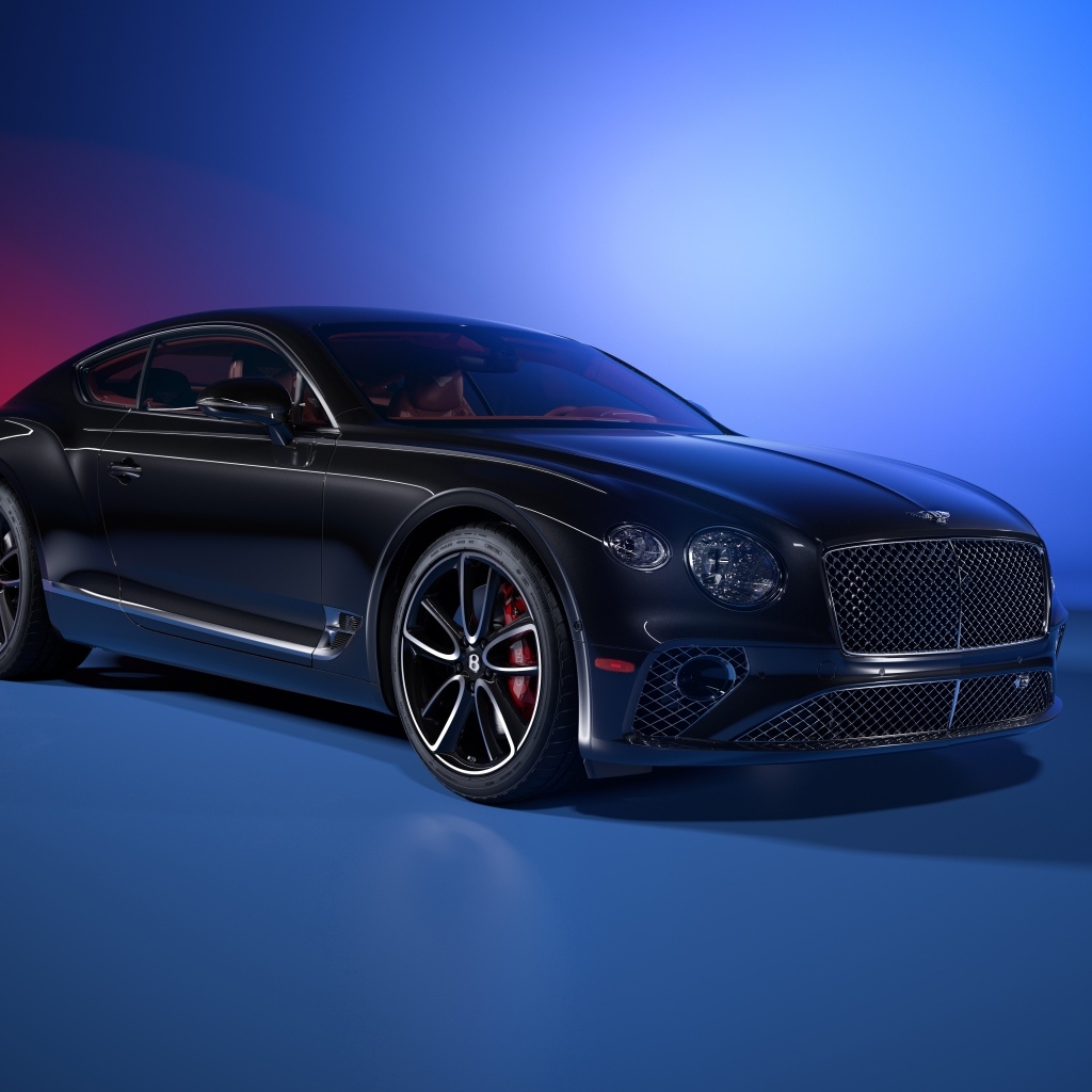 Черный автомобиль Bentley Continental GT на синем фоне