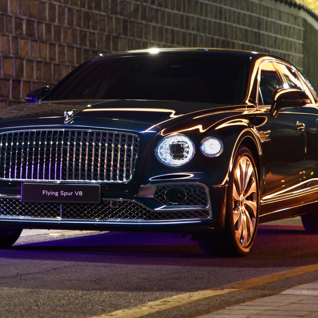 Черный автомобиль Bentley Flying Spur V8