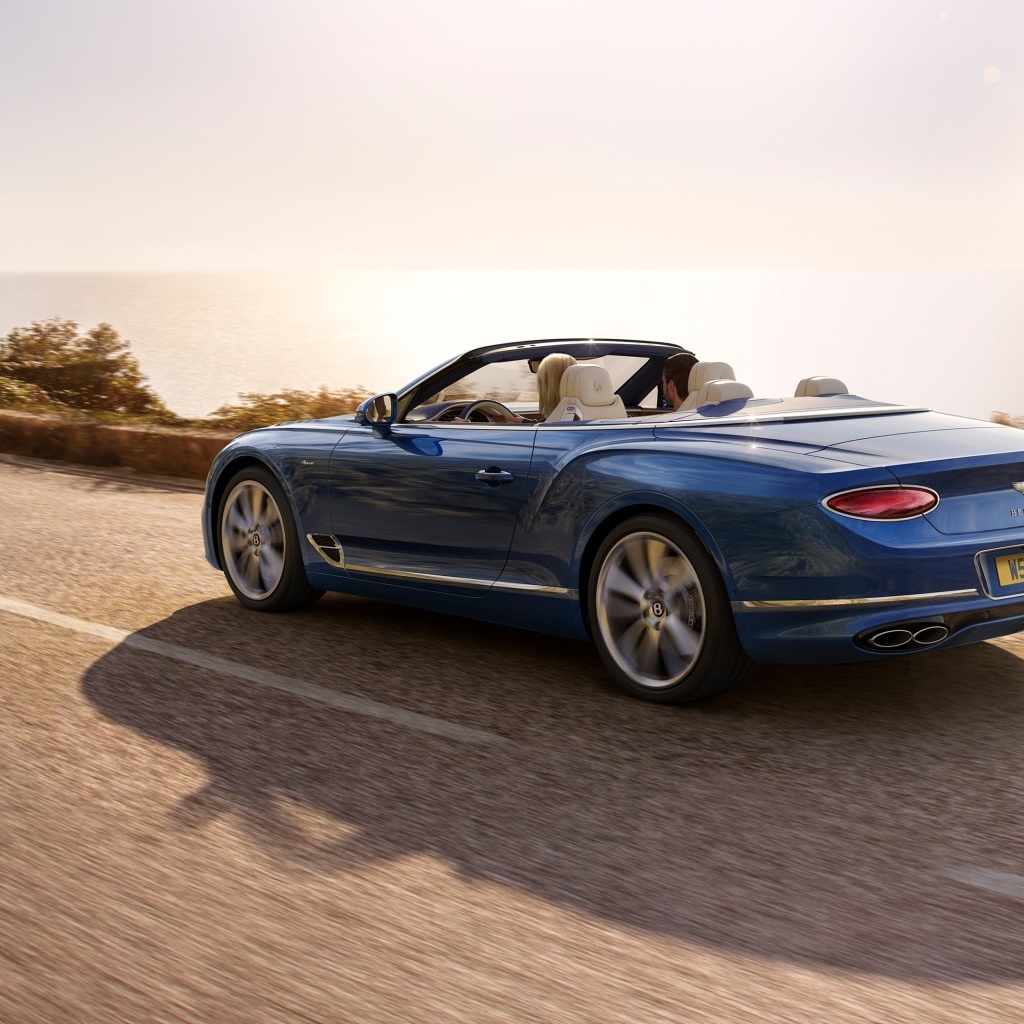 Синий кабриолет Bentley Continental GT