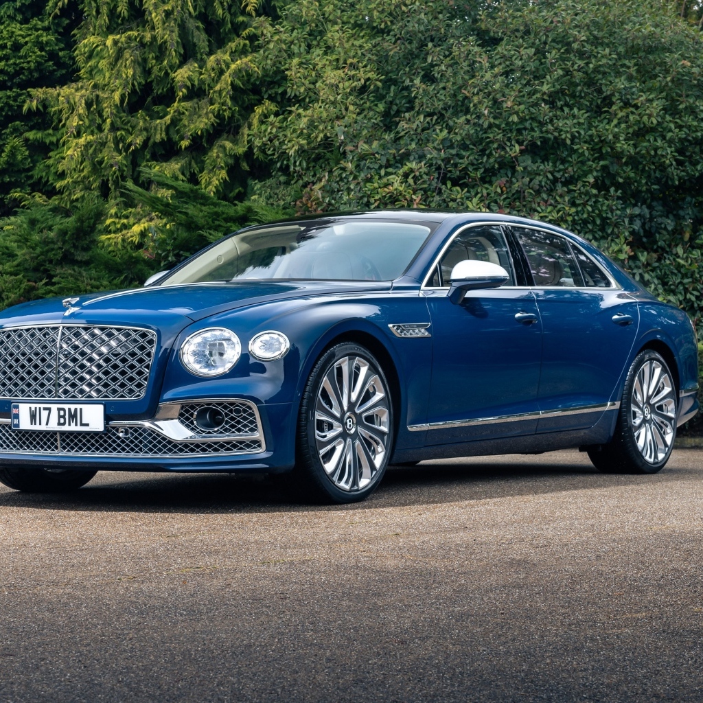 Синий автомобиль Bentley Flying Spur Mulliner
