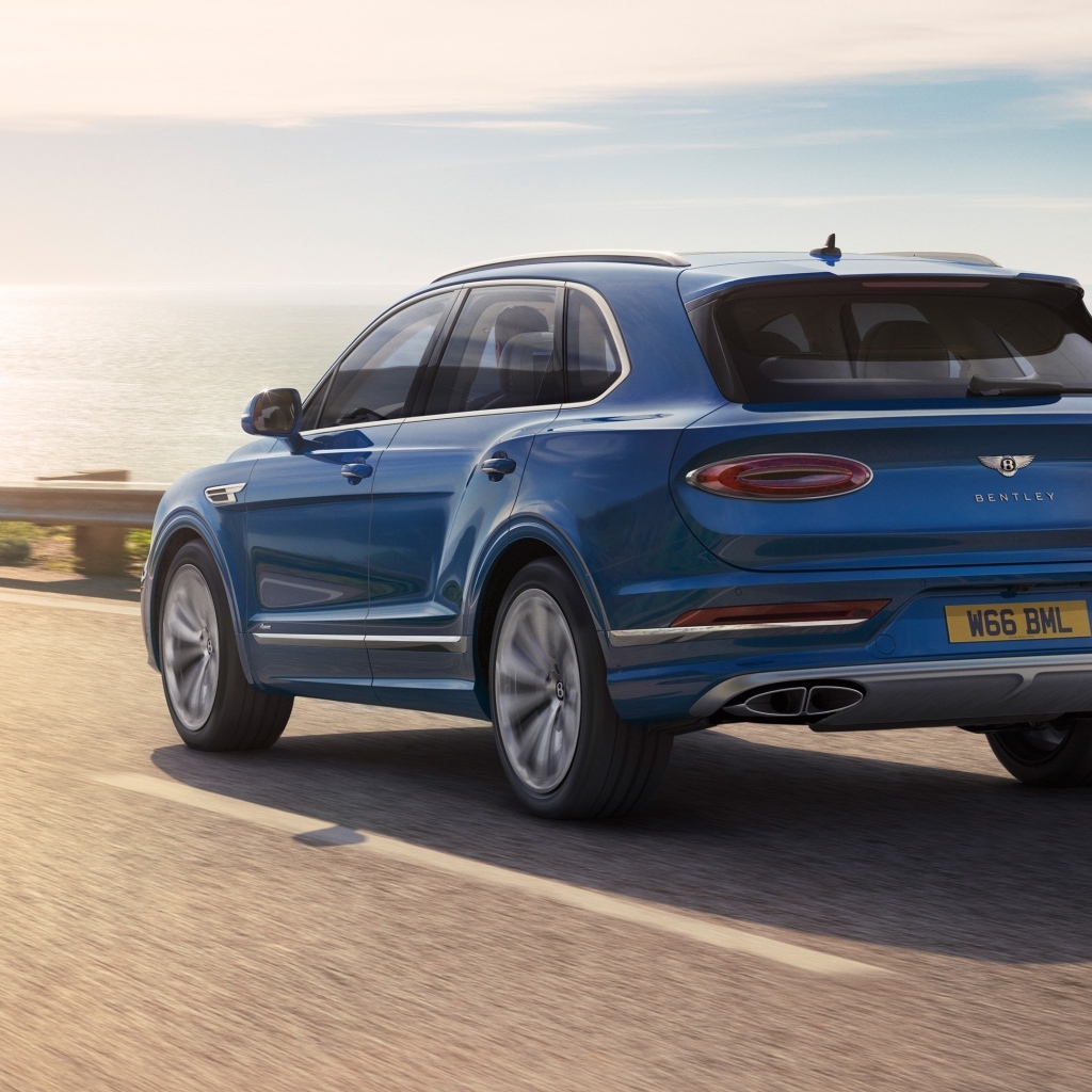Синий внедорожник Bentley Bentayga Azure вид сзади
