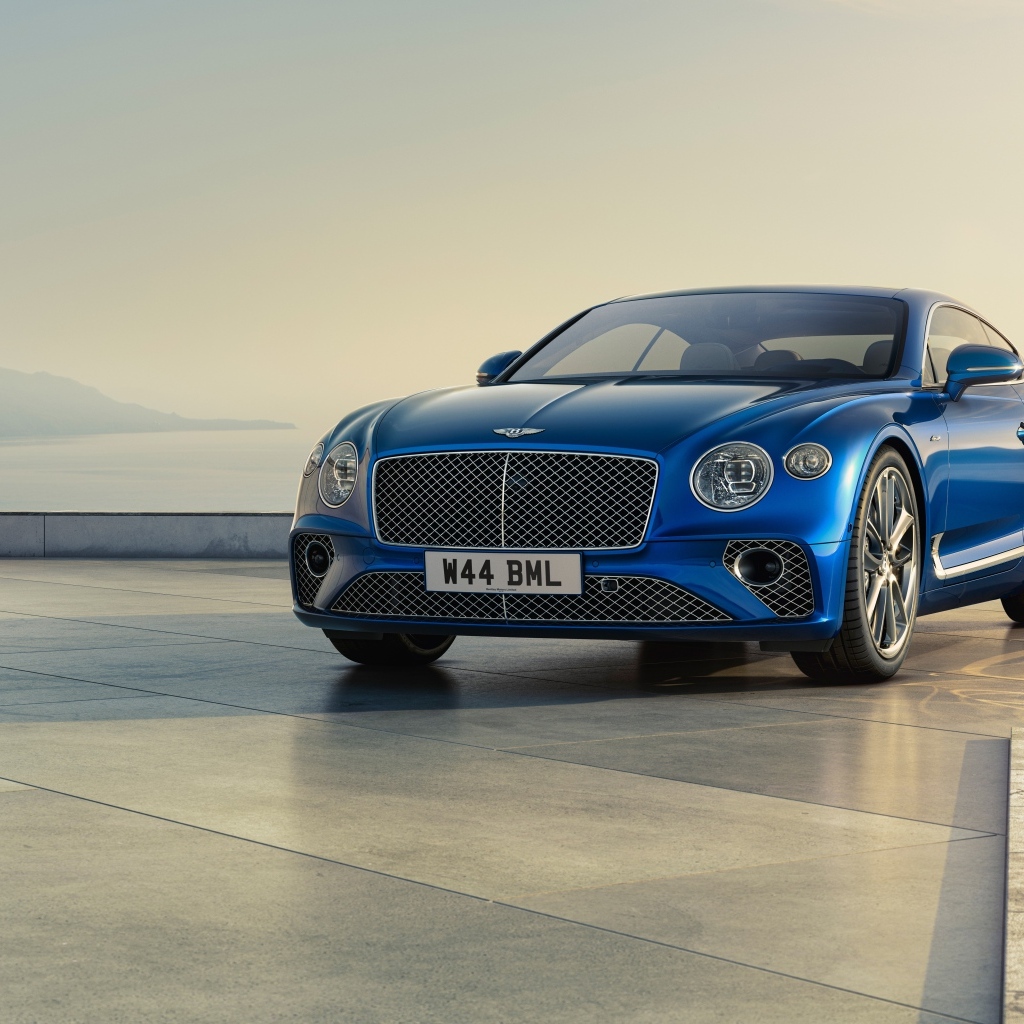 Синий дорогой автомобиль Bentley Continental GT