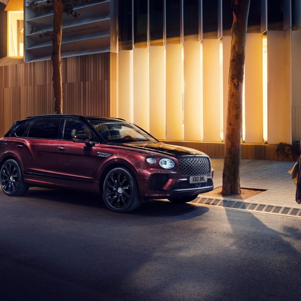 Бордовый внедорожник Bentley Bentayga EWB Mulliner 2024 года у дома