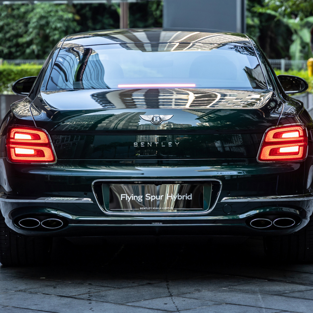 Автомобиль Bentley Flying Spur Hybrid 2023 вид сзади