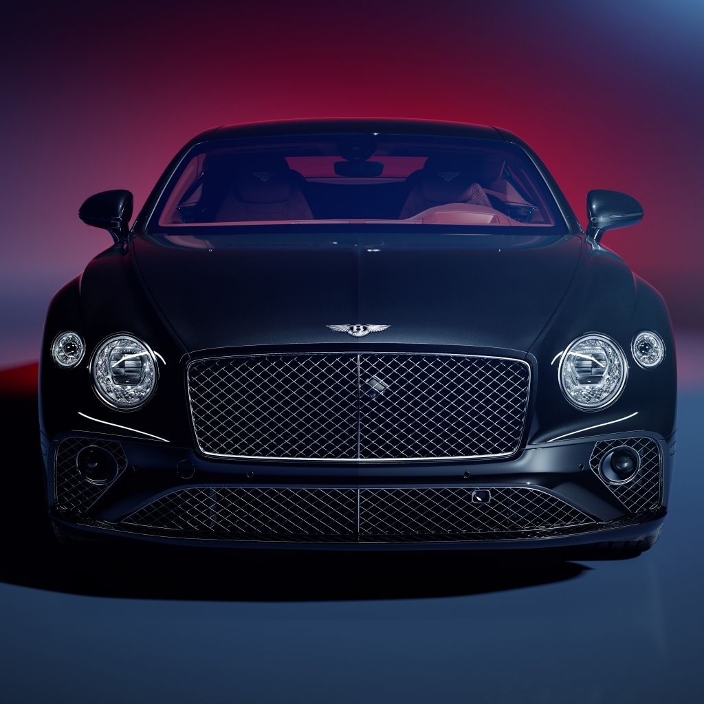 Вид спереди на автомобиль Bentley Continental GT на синем фоне