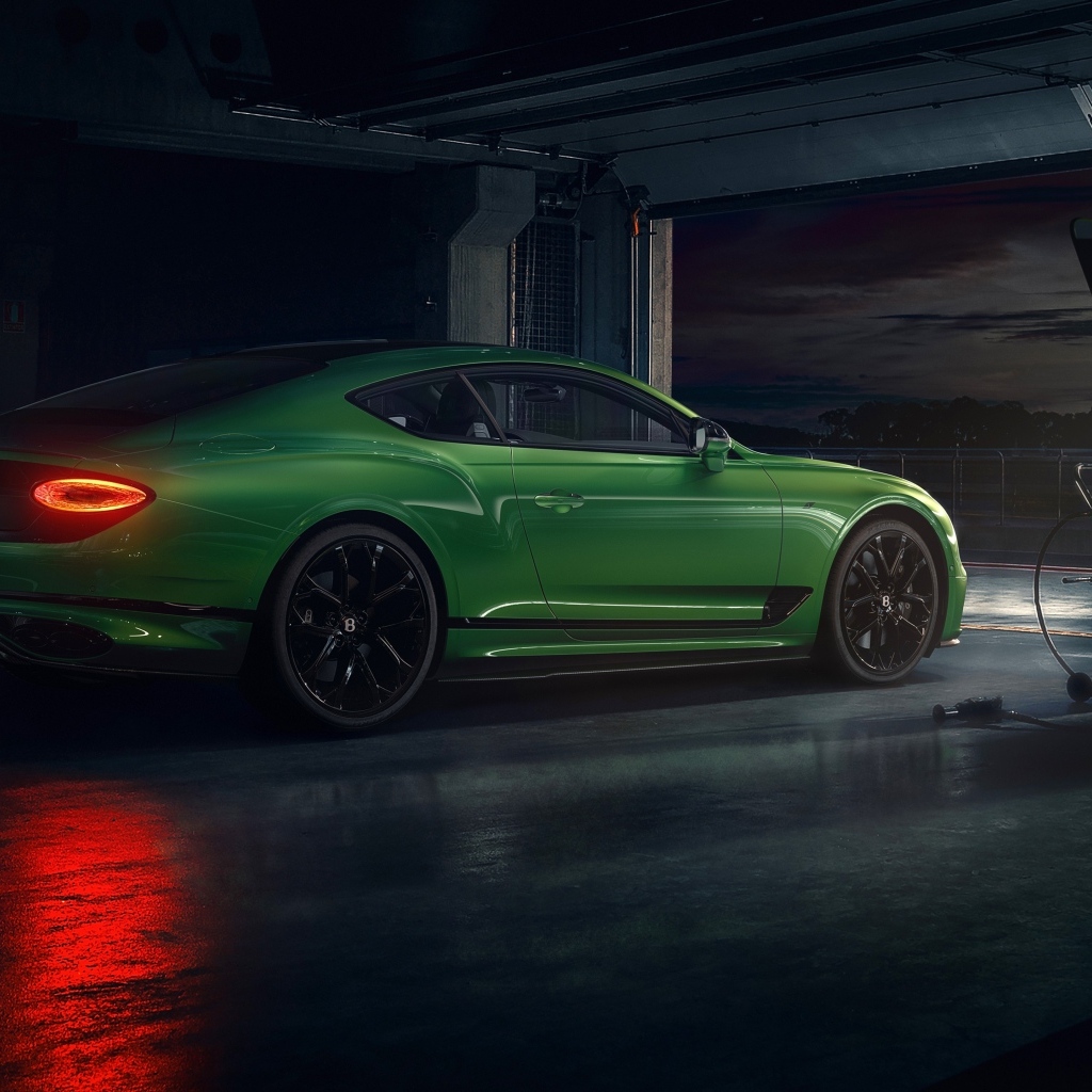 Зеленый автомобиль Bentley Continental GT S на заправке