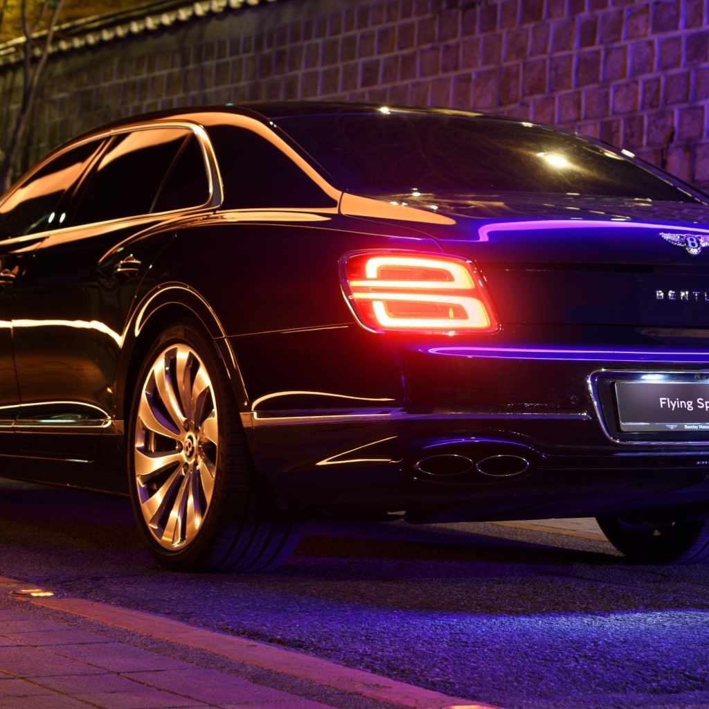 Престижный автомобиль Bentley Flying Spur V8  вид сзади
