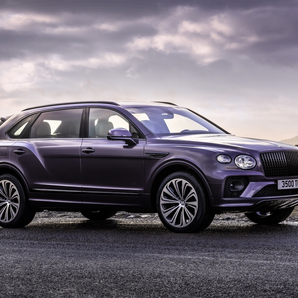 Внедорожник Bentley Bentayga EWB на фоне неба