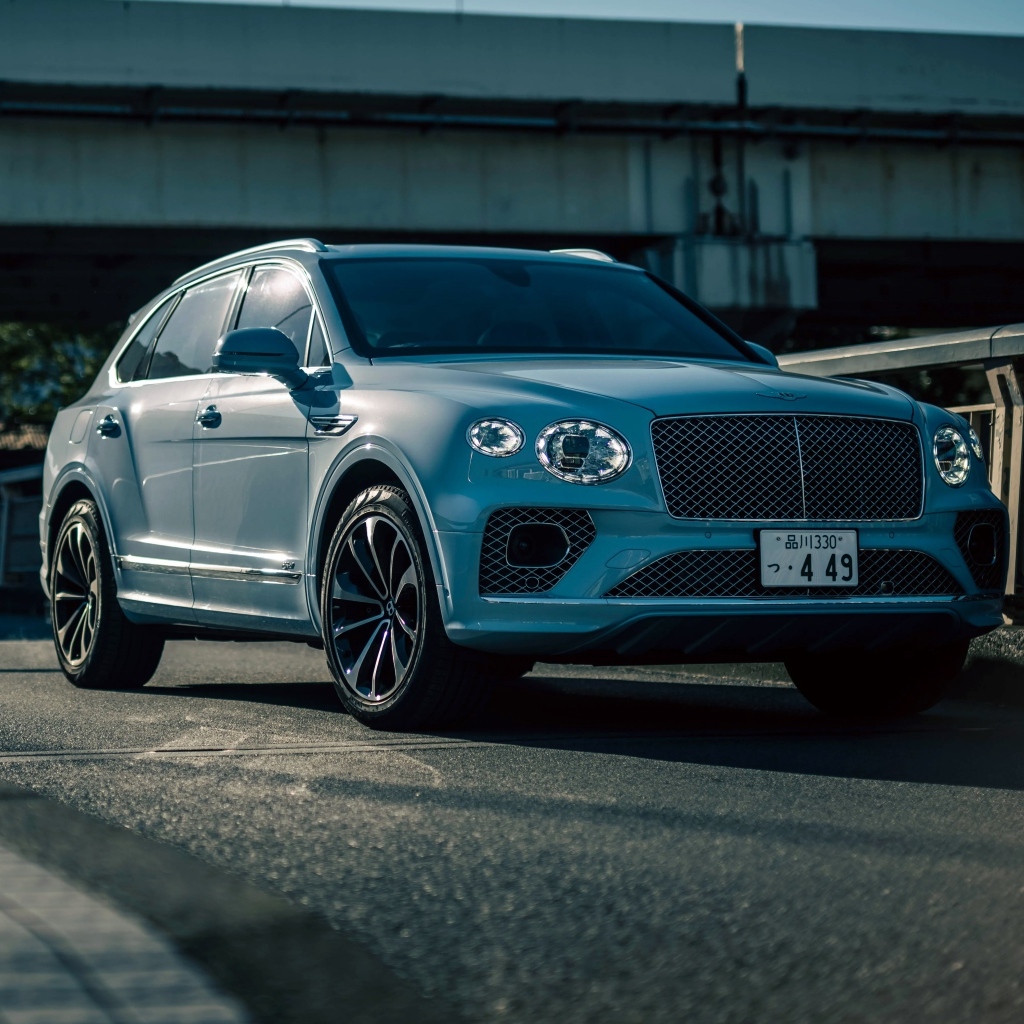 Серебристый Bentley Bentayga Hybrid