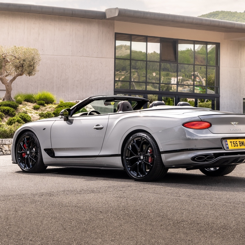 Серебристый кабриолет  Bentley Continental GT S