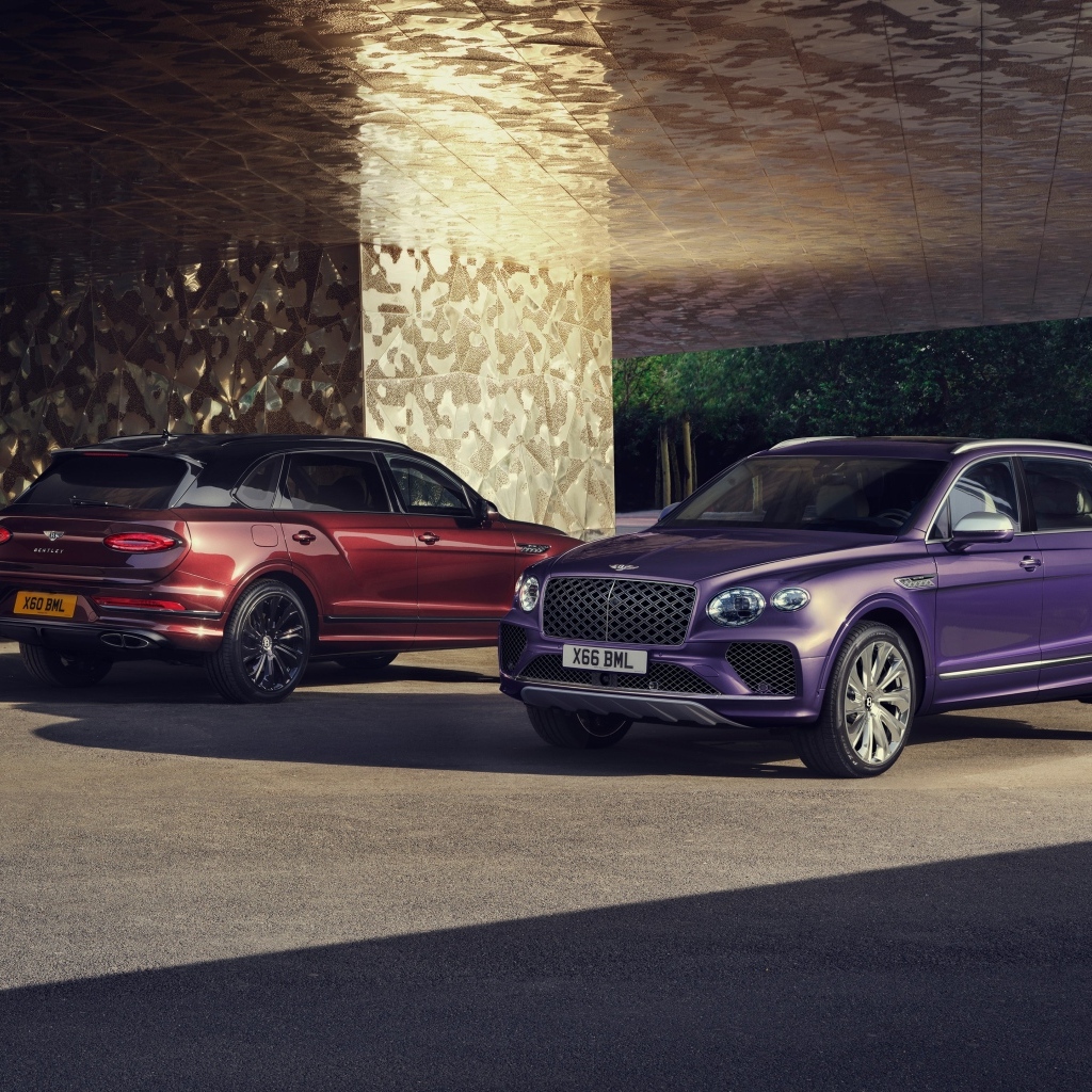 Два стильных автомобиля Bentley Bentayga EWB Mulliner 2024 года