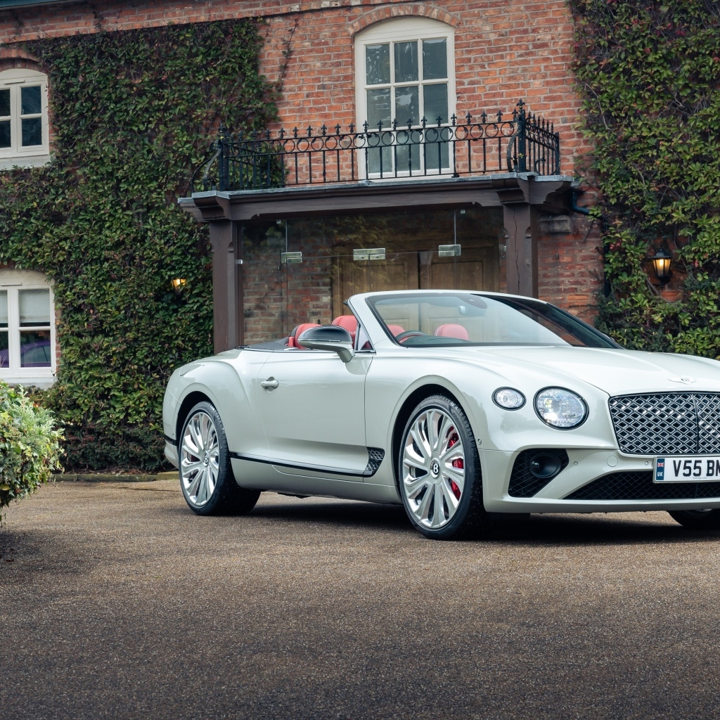 Белый кабриолет Bentley Continental GT Mulliner