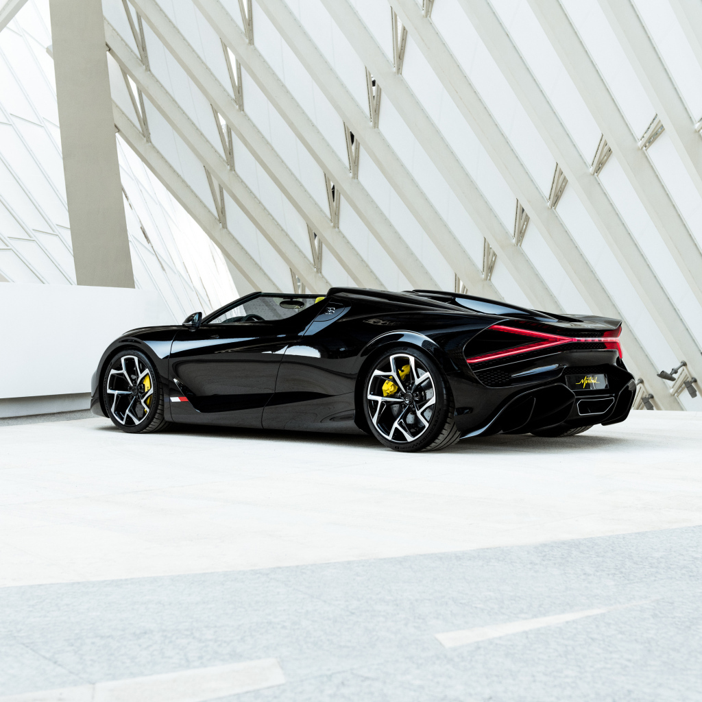 Черный Bugatti W 16 Mistral 2024 года вид сзади