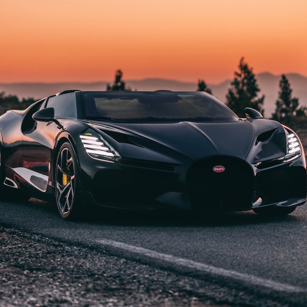 Черный автомобиль Bugatti Mistral