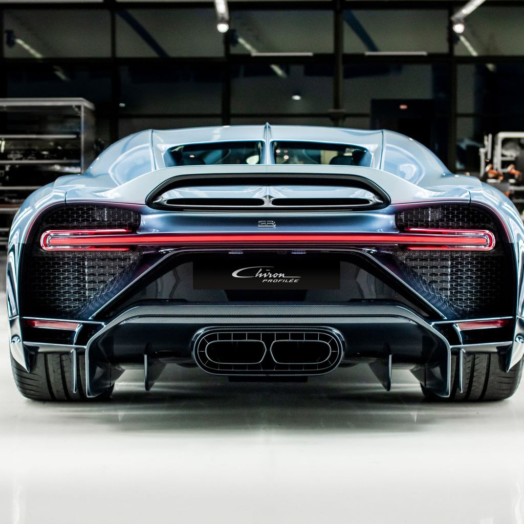 Автомобиль Bugatti Chiron Profilee  в гараже вид сзади
