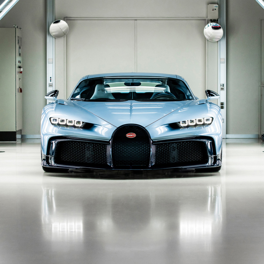Спорткар Bugatti Chiron в гараже вид спереди