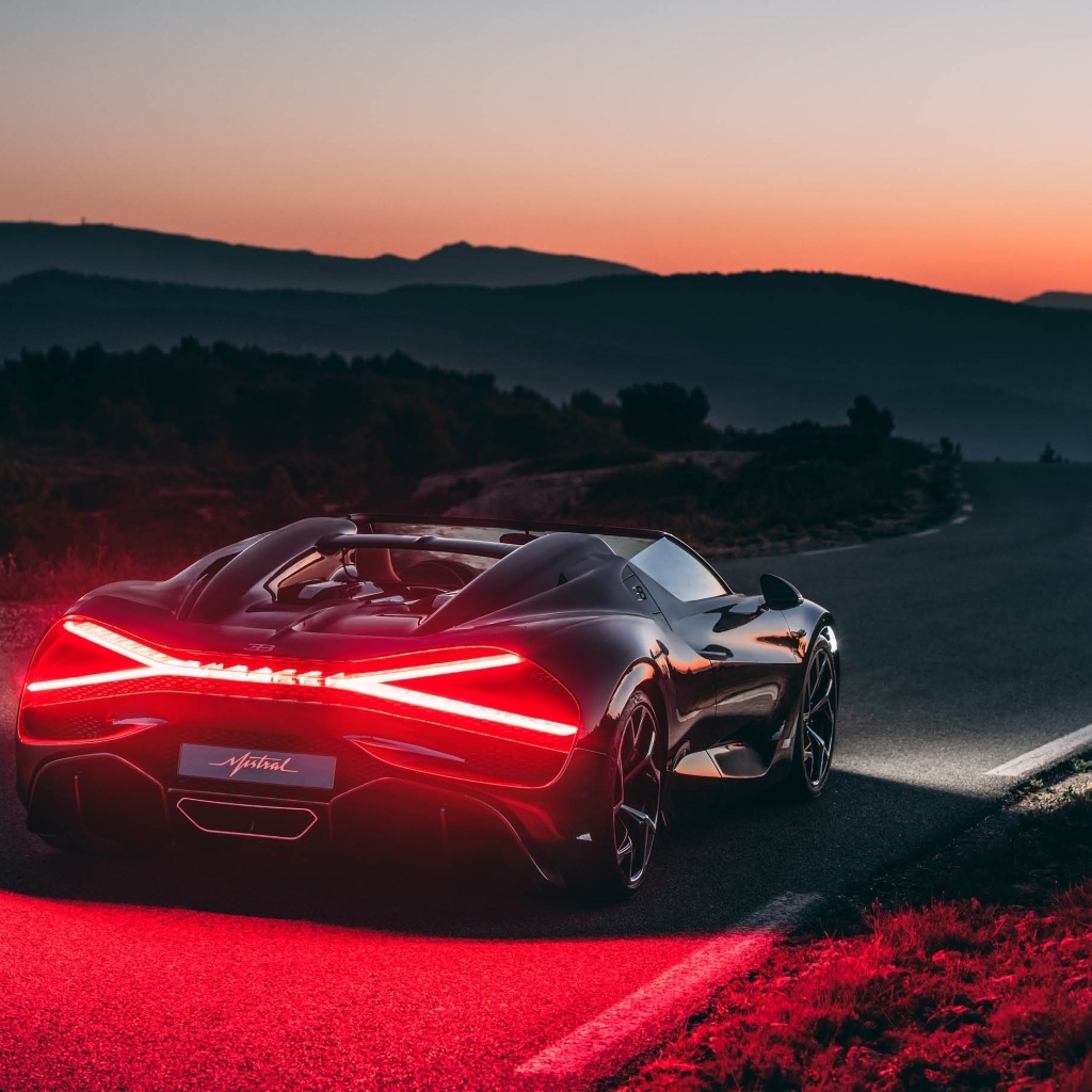 Включенные фары автомобиля Bugatti Mistral