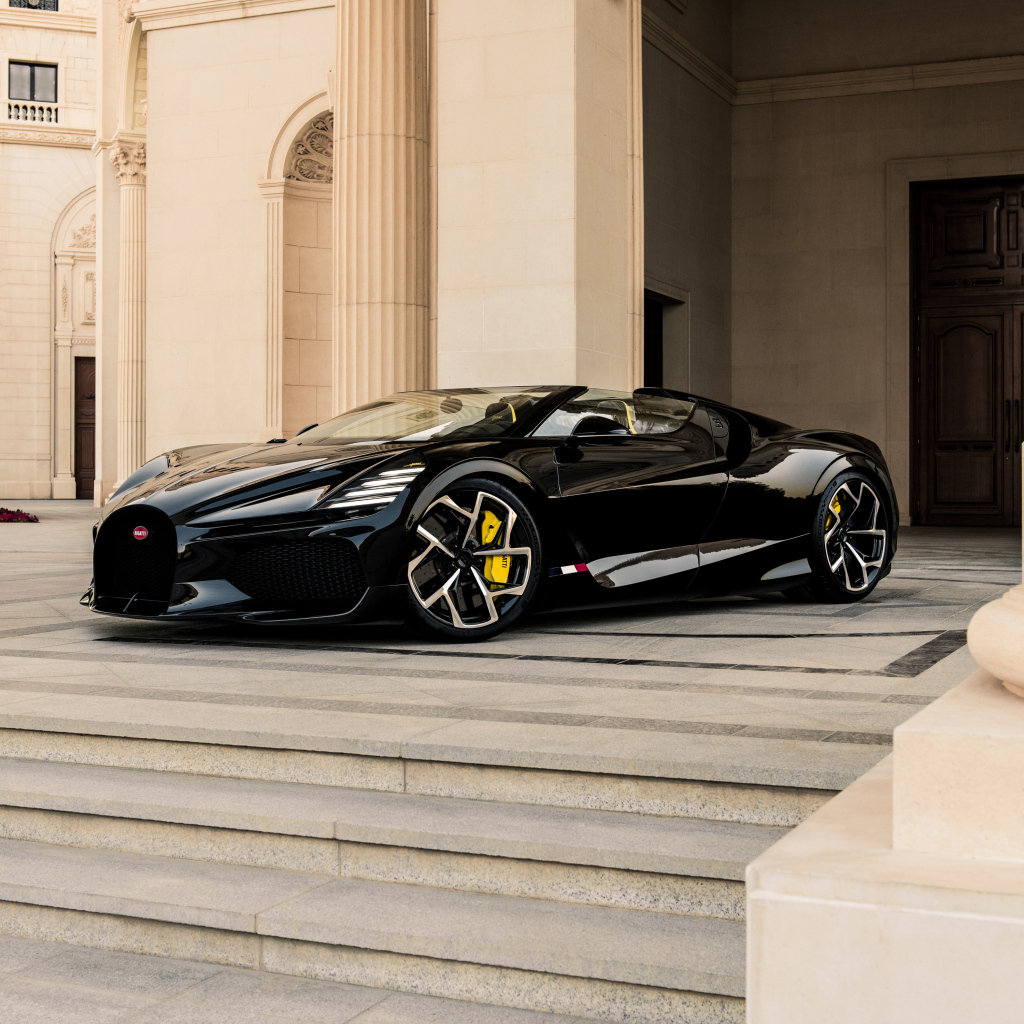 Автомобиль Bugatti W16 Mistral Black 2024 у здания