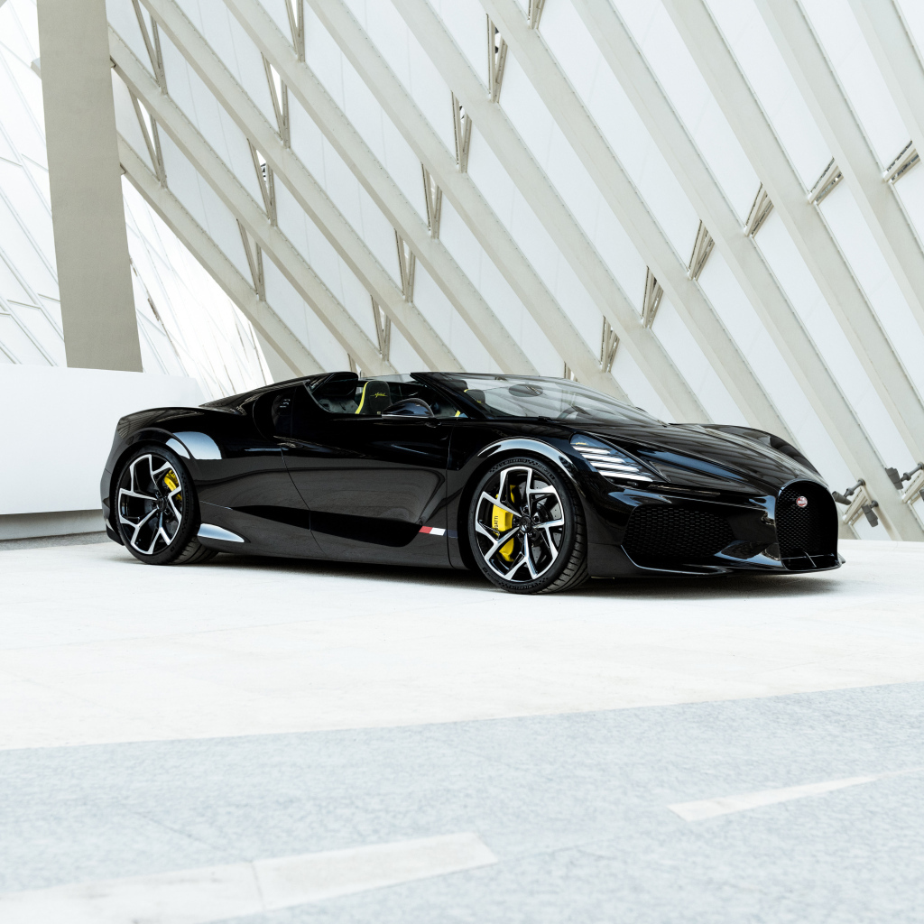 Дорогой стильный автомобиль Bugatti W16 Mistral Black 2024 года