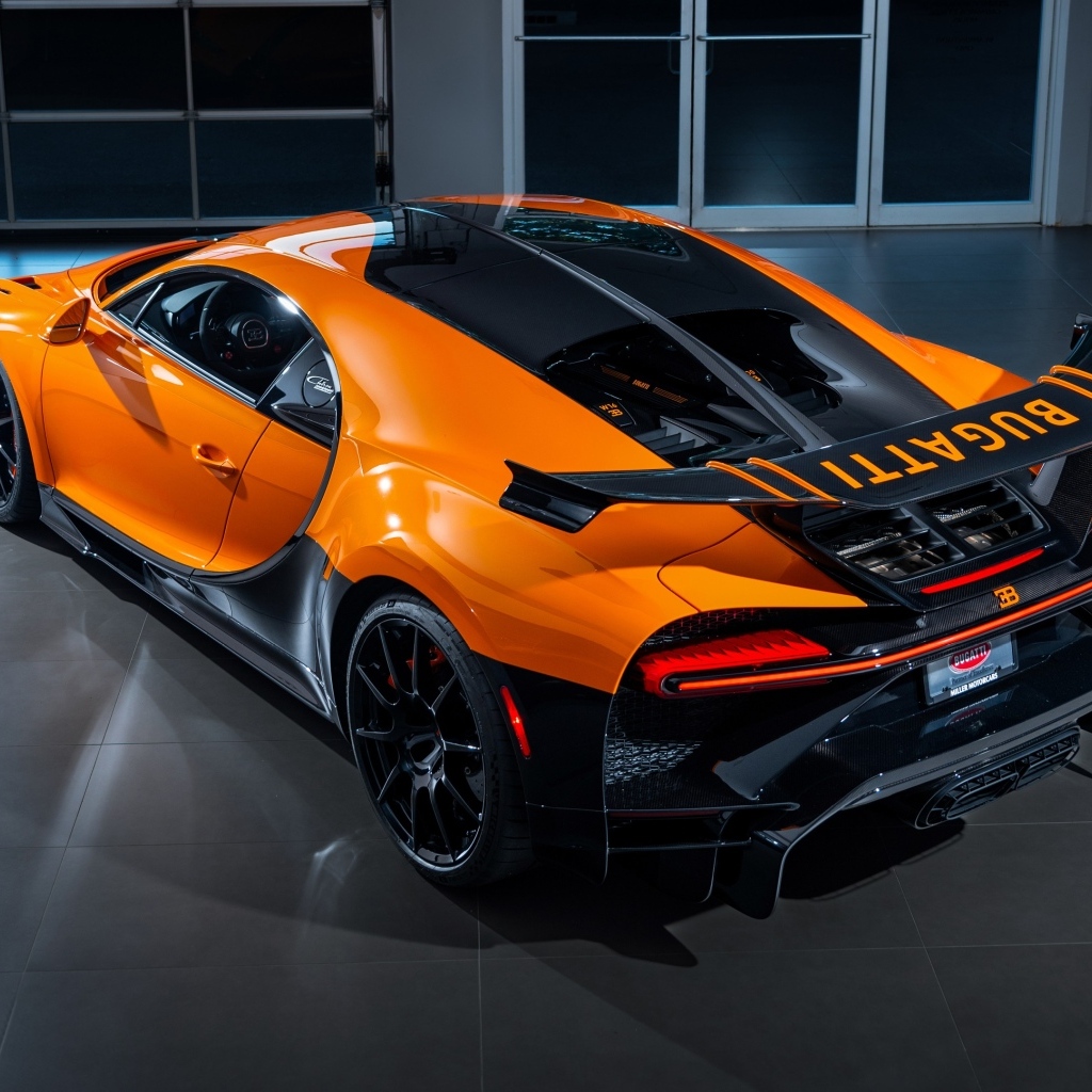 Вид сзади на спортивный автомобиль Bugatti Chiron