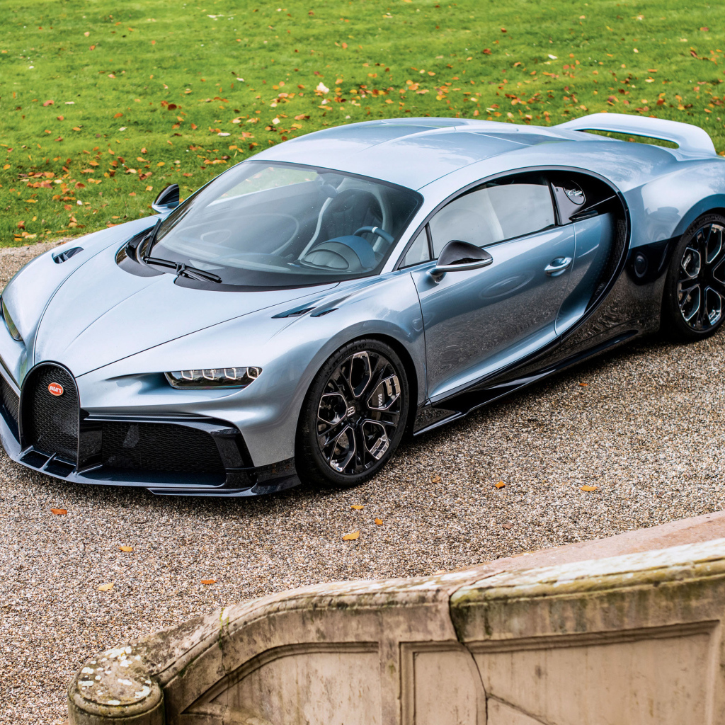 Серебристый Bugatti Chiron Profilée