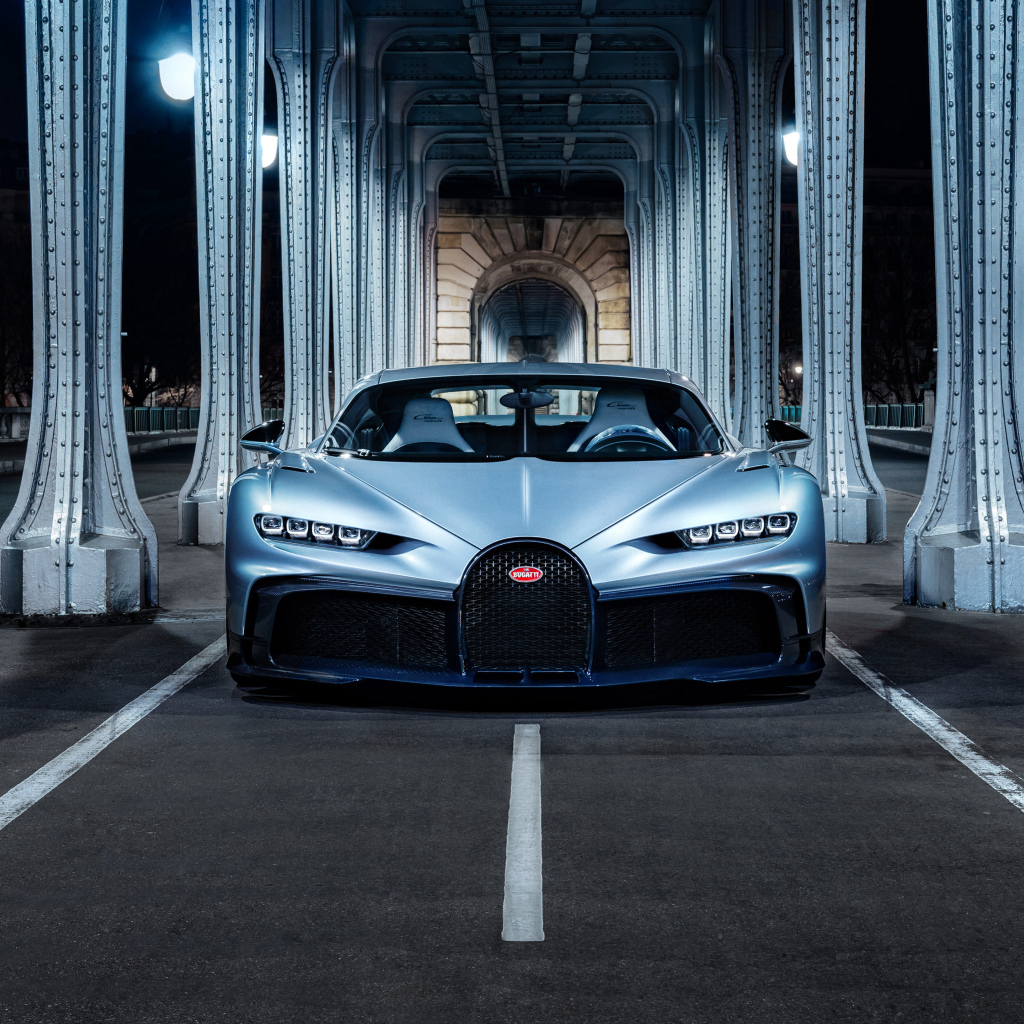 Серебристый Bugatti Chiron Profilée на мосту