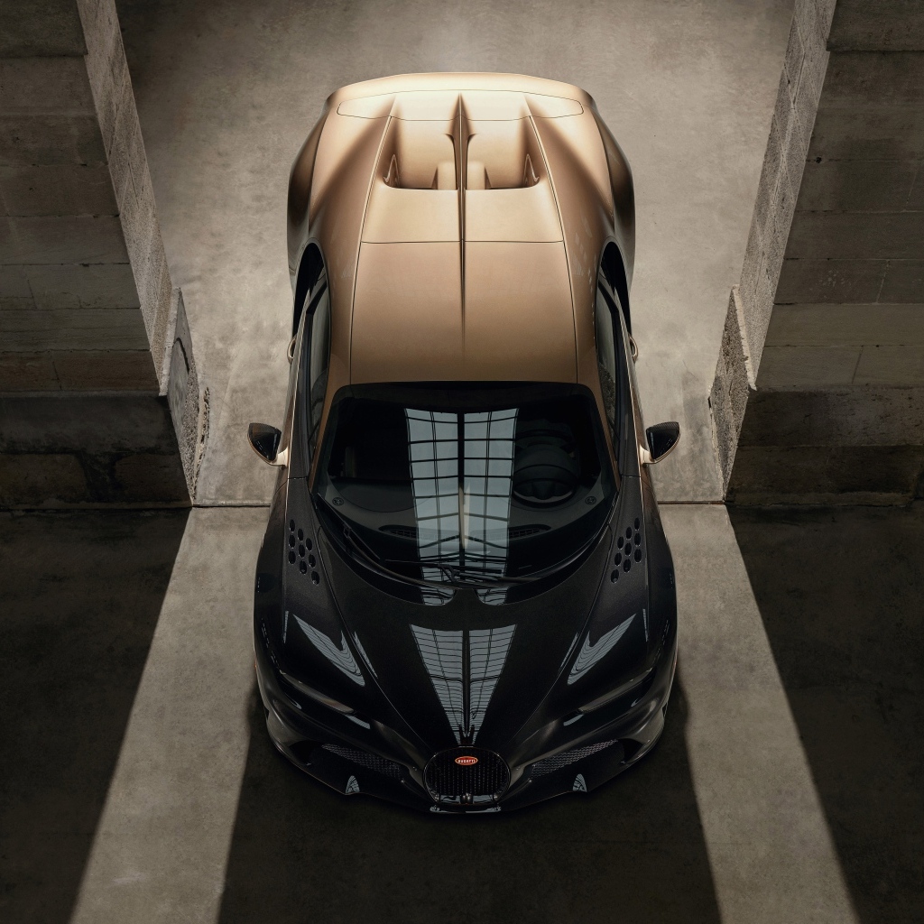 Вид сверху на быстрый автомобиль Bugatti Chiron