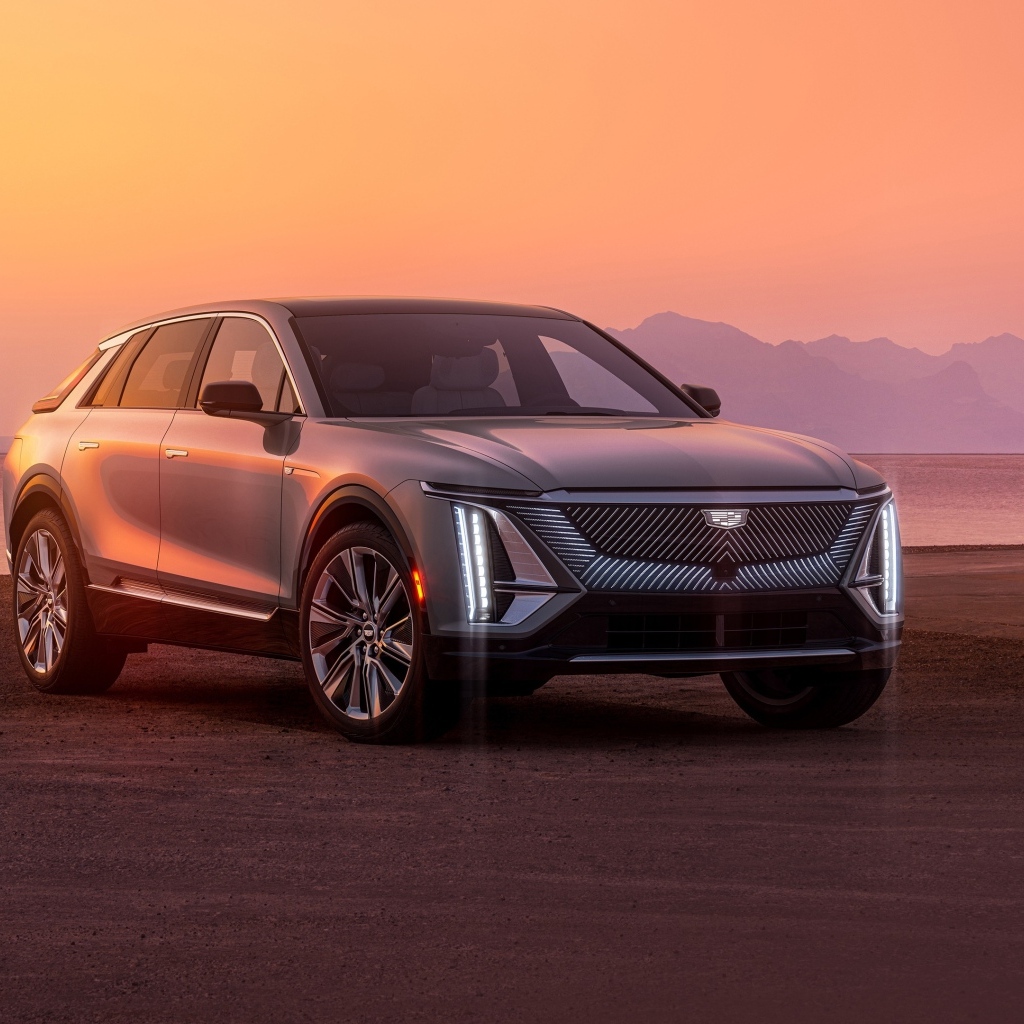 Автомобиль Cadillac Lyriq, 2023 года на фоне заката