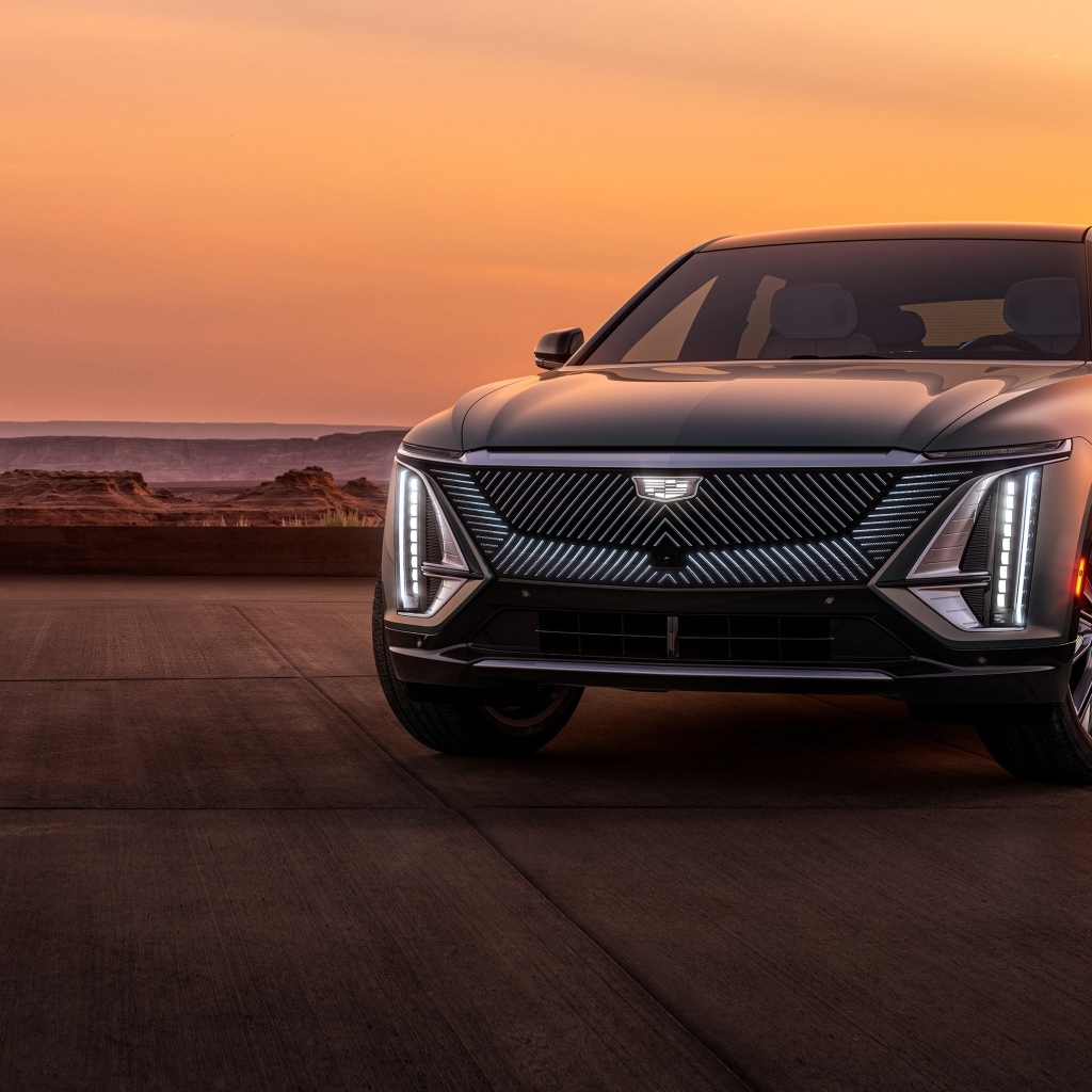 Автомобиль Cadillac Lyriq  2023 года на фоне заката
