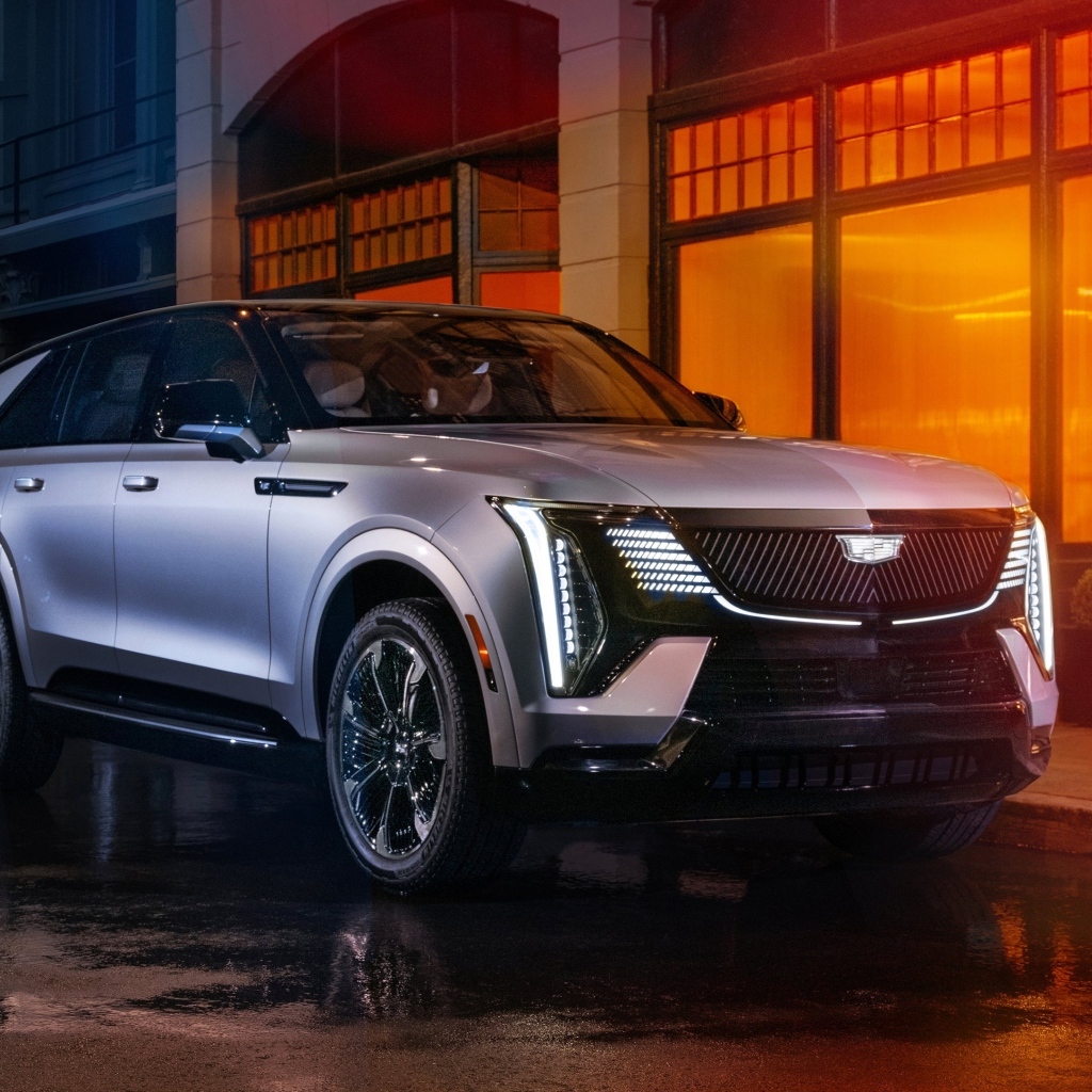 Внедорожник Cadillac Escalade IQ Sport 2025 года у дома