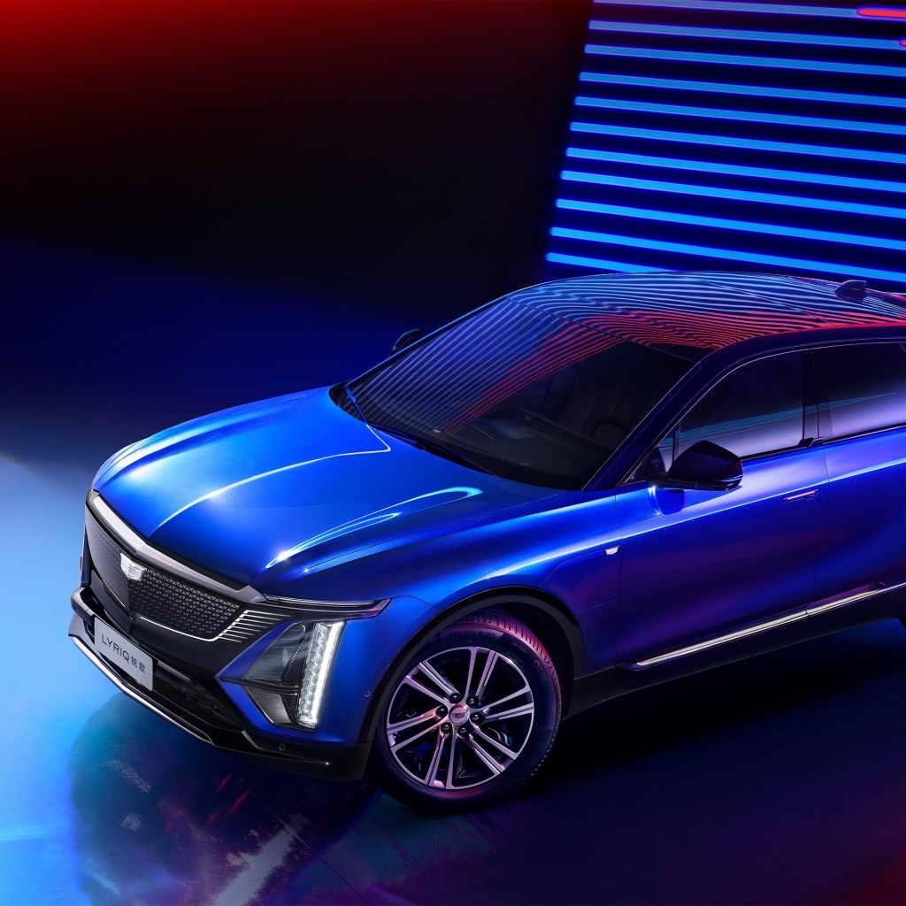 Синий автомобиль Cadillac Lyriq Sport