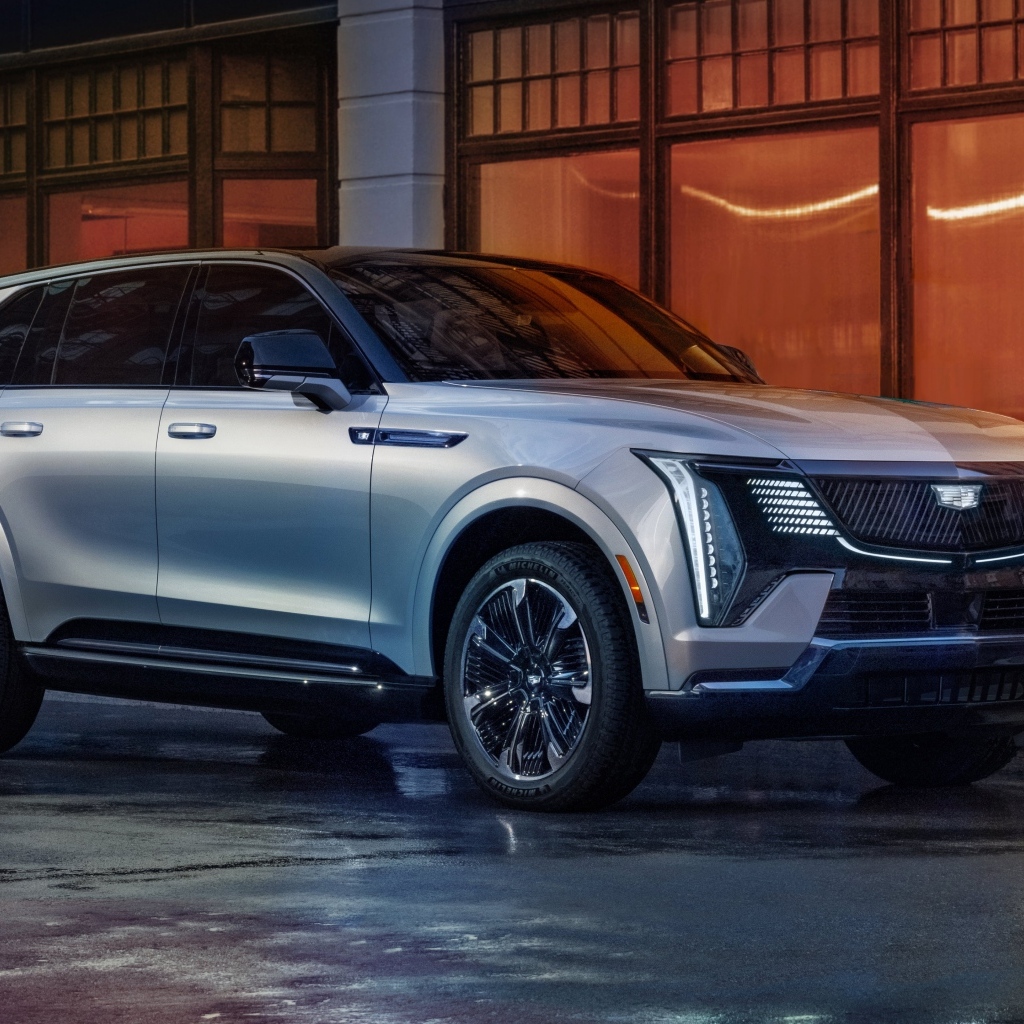 Дорогой серебристый Cadillac Escalade IQ Sport 2025 года