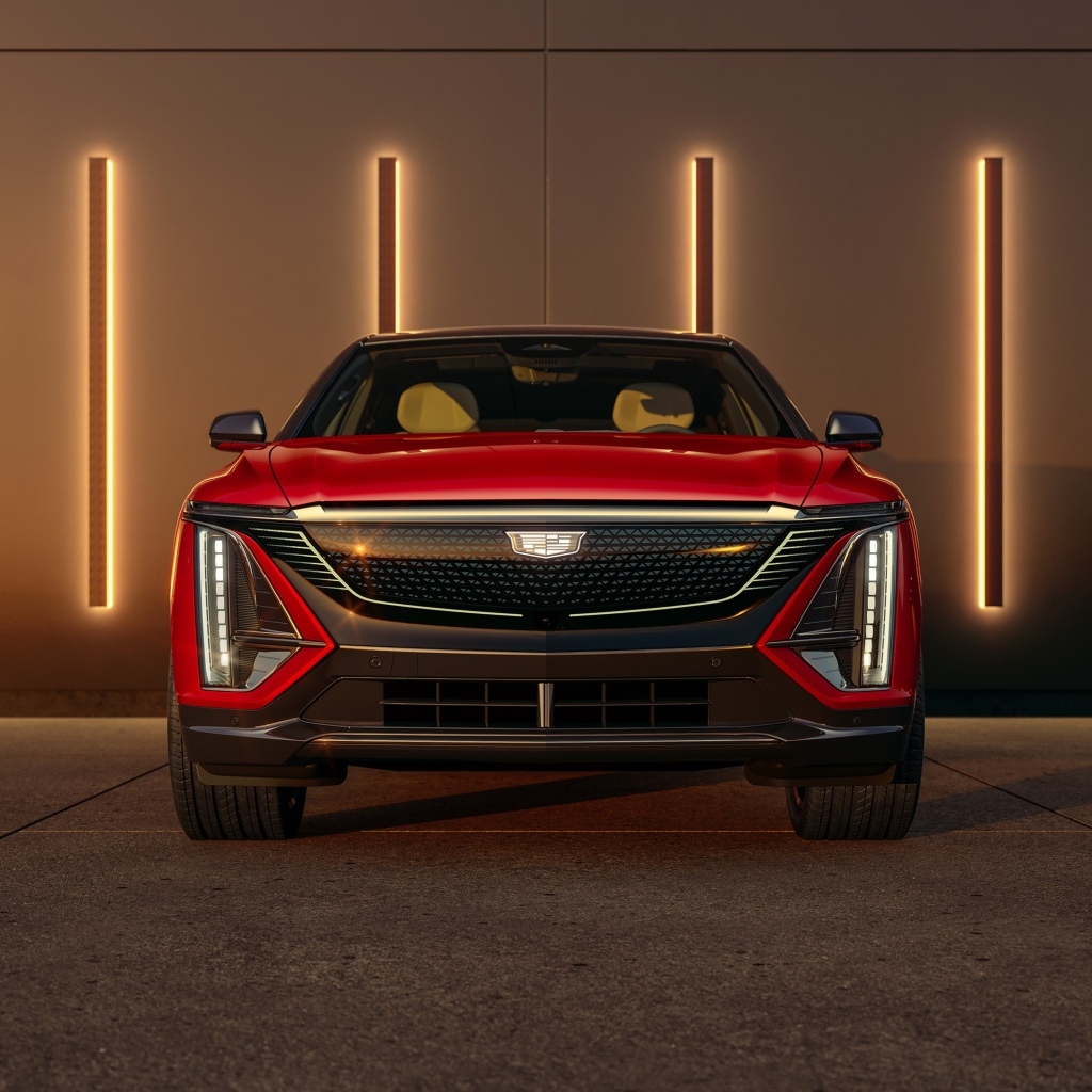 Красный автомобиль Cadillac Lyriq Sport 2024 года вид спереди
