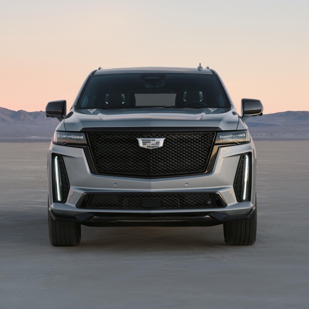 Серебристый внедорожник Cadillac Escalade-V 2023 года вид спереди