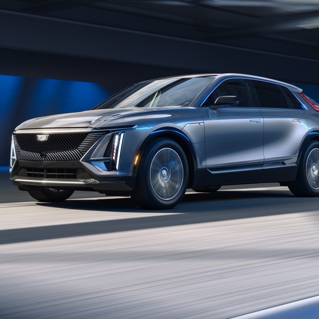 Серебристый Cadillac Lyriq Tech 2023 на презентации